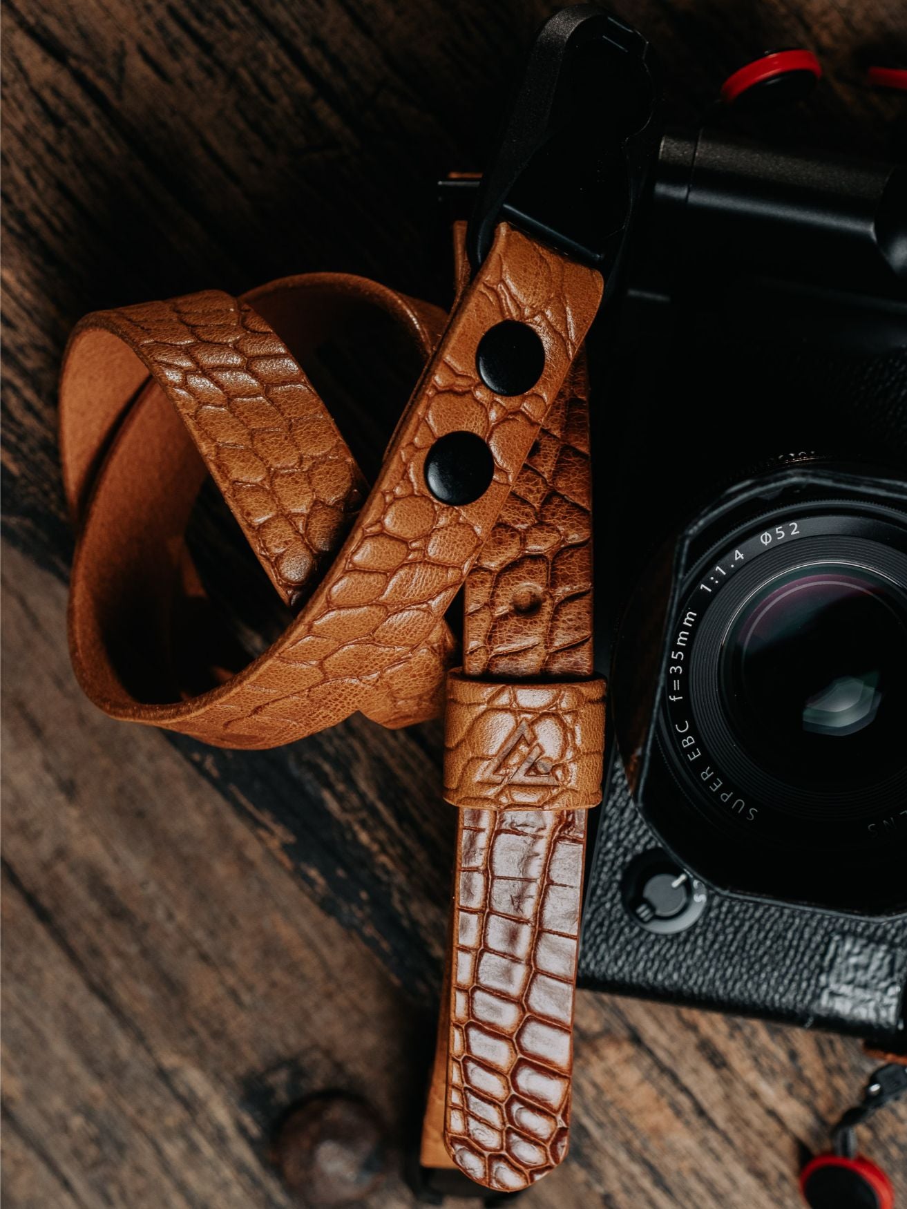 Lavietnamita belgium handmade leather embossed camera strap with peak design anchor link, double snap rivets