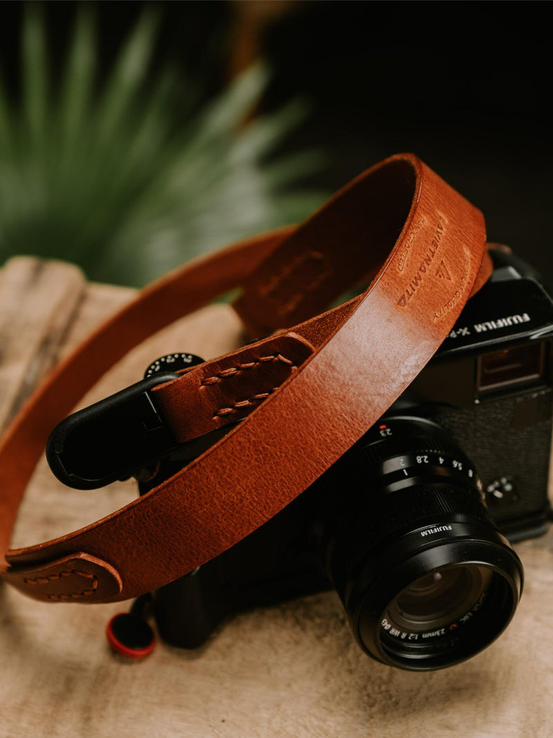 Lavietnamita handmade camera strap with peak design anchor link neck pad side close up