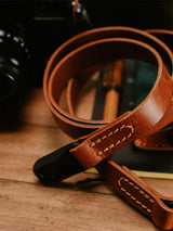 Lavietnamita minimalist handmade  in belgium leather camera strap with peak design anchor link hand stitch brown colour closeup