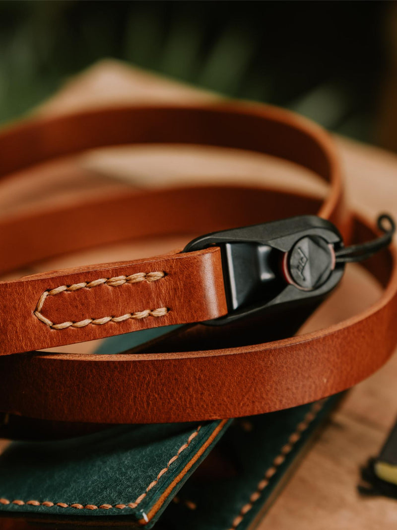 Lavietnamita leather camera strap with peak design anchor link in beautiful whiskey colour capture in detail